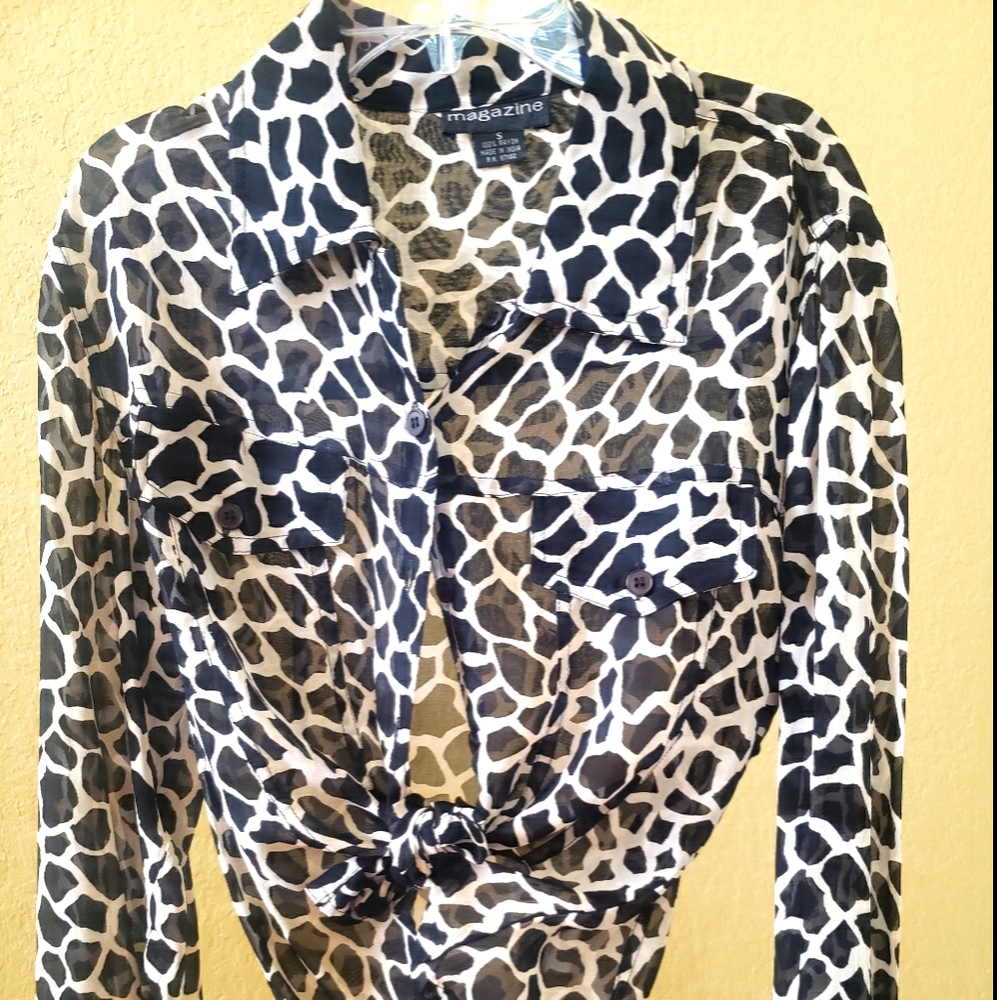 Gorgeous animal print button down top.